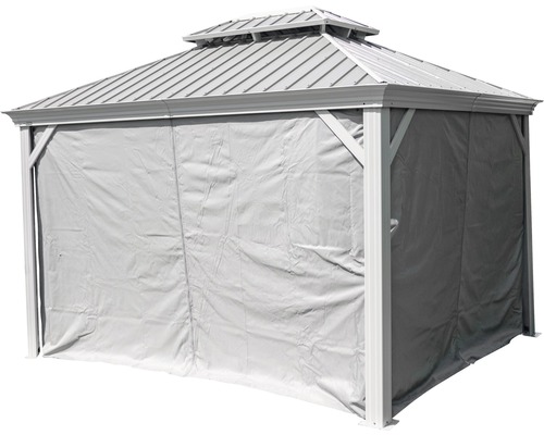 Paviljoen met gordijnen ter bescherming tegen wind en weer