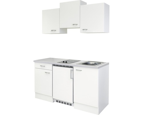 Compacte keuken met spoelbak, kookplaat, koelkast en hangkasten