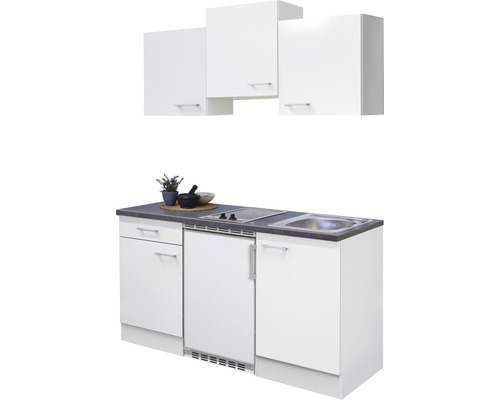 Compacte keuken met spoelbak, kookplaat, koelkast en bovenkasten
