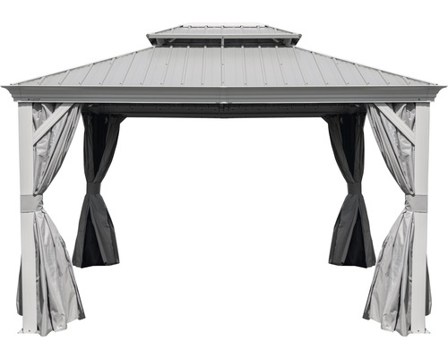 Paviljoen met metalen frame en gordijnen