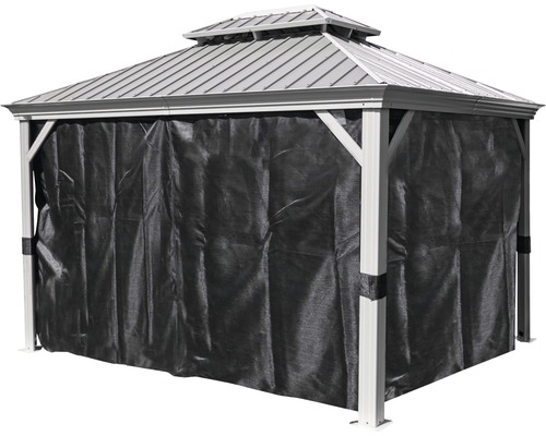 Paviljoen met zwarte gordijnen voor de tuin