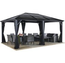 Prieel met meubels op een terras