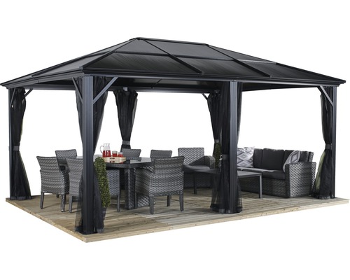 Prieel met meubels op een terras