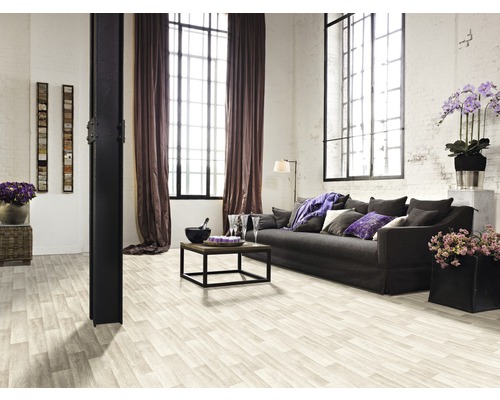 Woonkamer met houten vloer, bank, tafel en decoratie