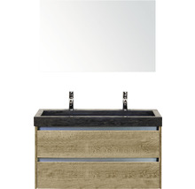 Badkamer wastafelcombinatie met spiegel, houten decor en twee kranen