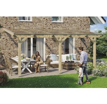 Houten terrasoverkapping met gezin in de tuin