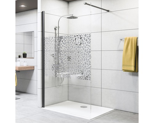 Inloopdouche met patroon en douchebak in een moderne badkamer