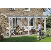 Overdekt terras met tuinmeubelen en gezin voor een bakstenen huis