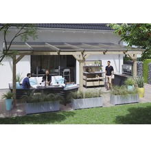 Overdekt terras met zithoek, barbecue en beplanting