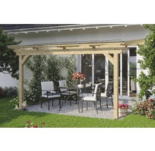 Overdekt terras met houten frame, tafel en stoelen in de tuin