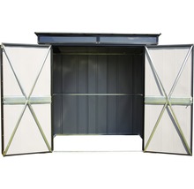 Geopende tuingereedschapskist met plank