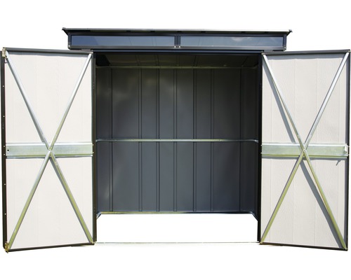 Geopende tuingereedschapskist met plank