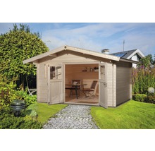 Houten tuinhuis met dubbele deur in de tuin