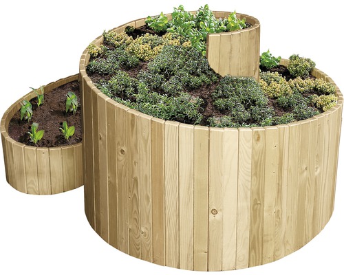 Houten kruidenspiraal met planten en aarde