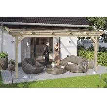 Terras met houten overkapping en tuinmeubilair