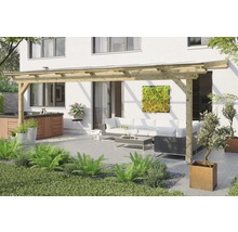 Houten terras met tuinmeubelen en whirlpool voor een huis