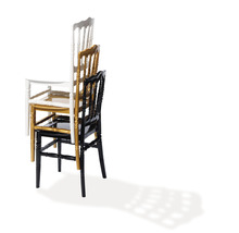 Stapel van drie houten stoelen