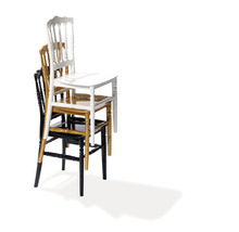Stapel van drie Chiavari stoelen in zwart, goud en wit