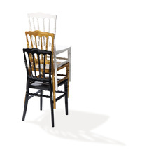 Stapel van drie houten stoelen