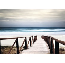 Houten loopbrug leidt naar strand en zee