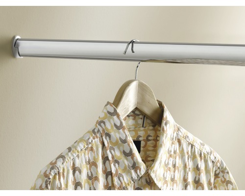 Kledingroede met overhemd aan kledinghanger