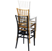 Stapel zwarte, gouden en witte Chiavari stoelen