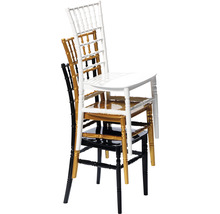 Stapel stoelen in zwart, goud en wit