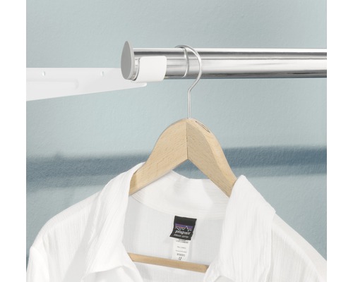 Kledingroede met wit overhemd aan kledinghanger