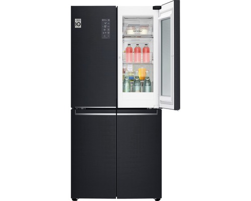 Zwarte koelkast met vier deuren, waarvan er één open staat en zicht biedt op drankjes binnenin.