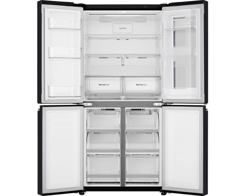 Geopende side-by-side koelkast met meerdere planken en laden