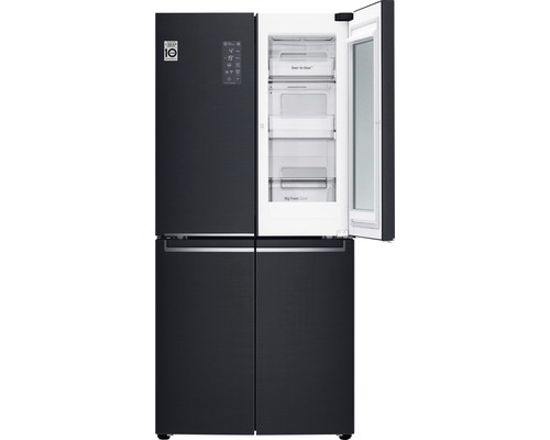 Zwarte koelkast met meerdere deuren en open deur die het interieur laat zien.