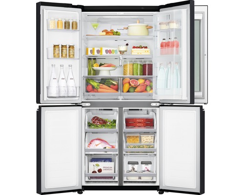 Openstaande koelkast met vier deuren gevuld met etenswaren