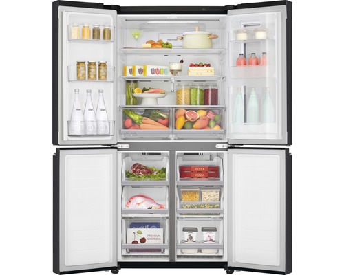 Geopende side-by-side koelkast met diverse levensmiddelen