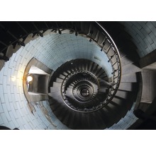 Bovenaanzicht van een wenteltrap in een gebouw