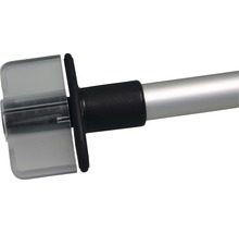 Close up van een raamwisser met telescopische steel.
