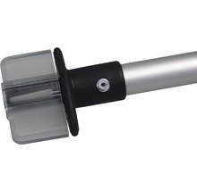 Detailopname van een telescopische steel met transparante houder en zwarte beugel