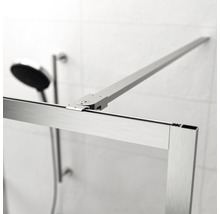 Detail van een douchecabine met stabilisatiestang