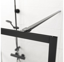 Detailopname van een douchewandframe met stabilisatiestang in de badkamer.