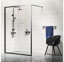 Moderne badkamer met douchecabine, kraan en handdoekenrek