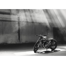 Motorfiets in een pakhuis met lichtstralen