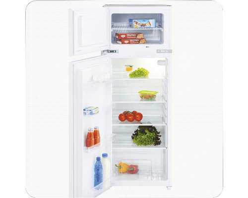 Geopende koelkast met vriesvak en diverse voedingsmiddelen