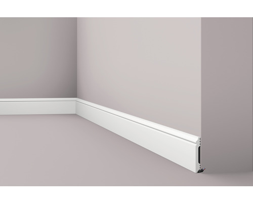 DECOFLAIR Sierlijst plint FL1 8x1,3x200 cm Witte plint tegen een muur