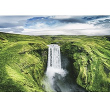 Landschap met een waterval tussen groene heuvels