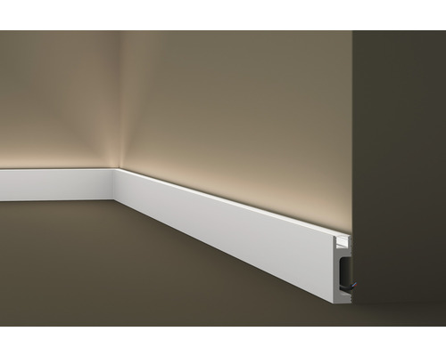 DECOFLAIR LED sierlijst plint IL10 8x2,3x200 cm Geïnstalleerde plint met kabelgeleiding op een kamermuur