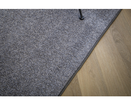 Grijs tapijt op houten vloer