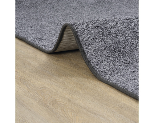 Grijs tapijt op houten vloer