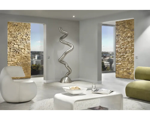 Moderne woonkamer met stenen accentmuur en moderne kunst