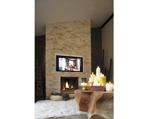 Woonkamer met open haard, televisie en decoratieve kaarsen op een houten tafel