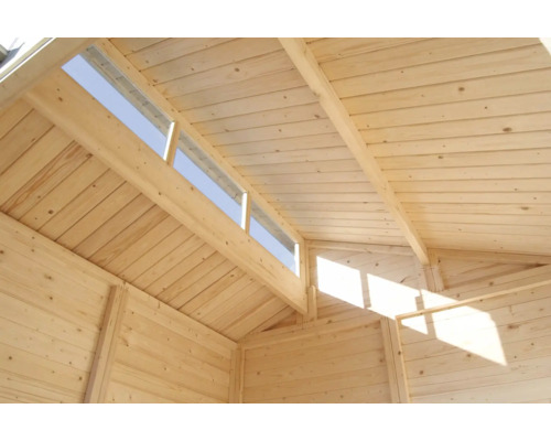 Binnenaanzicht van een houten tuinhuis met dakramen