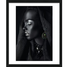 Ingelijst portret van een vrouw met sieraden